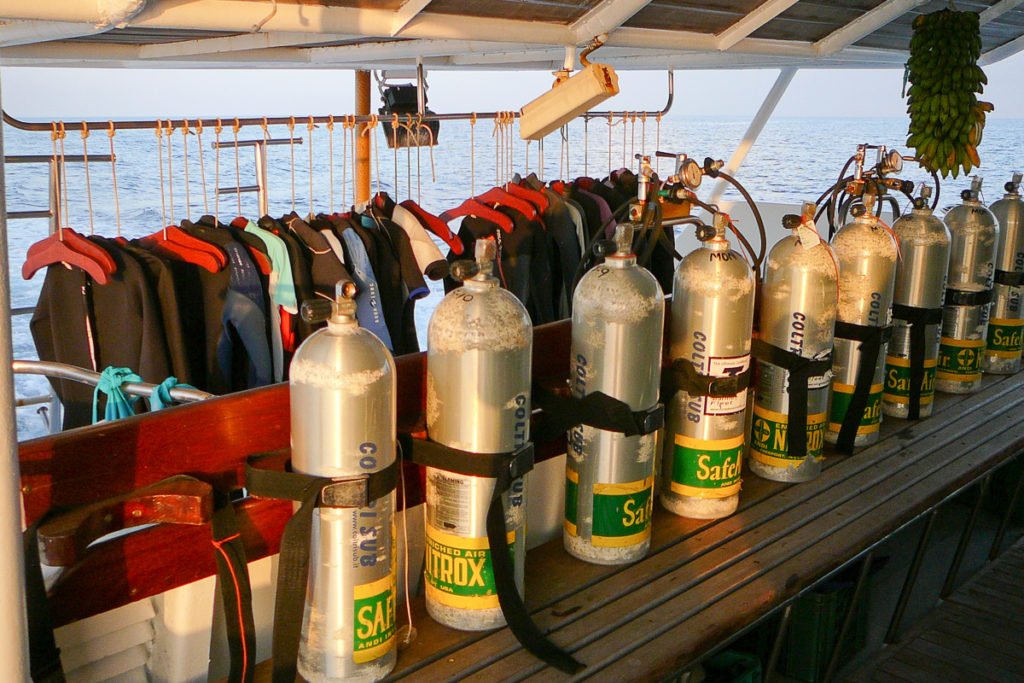 Tauch Tanks auf dem Safariboot