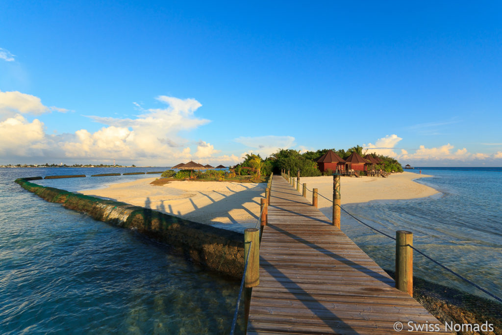 Die Insel Komandoo vom Steg der Wasserbungalows aus gesehen