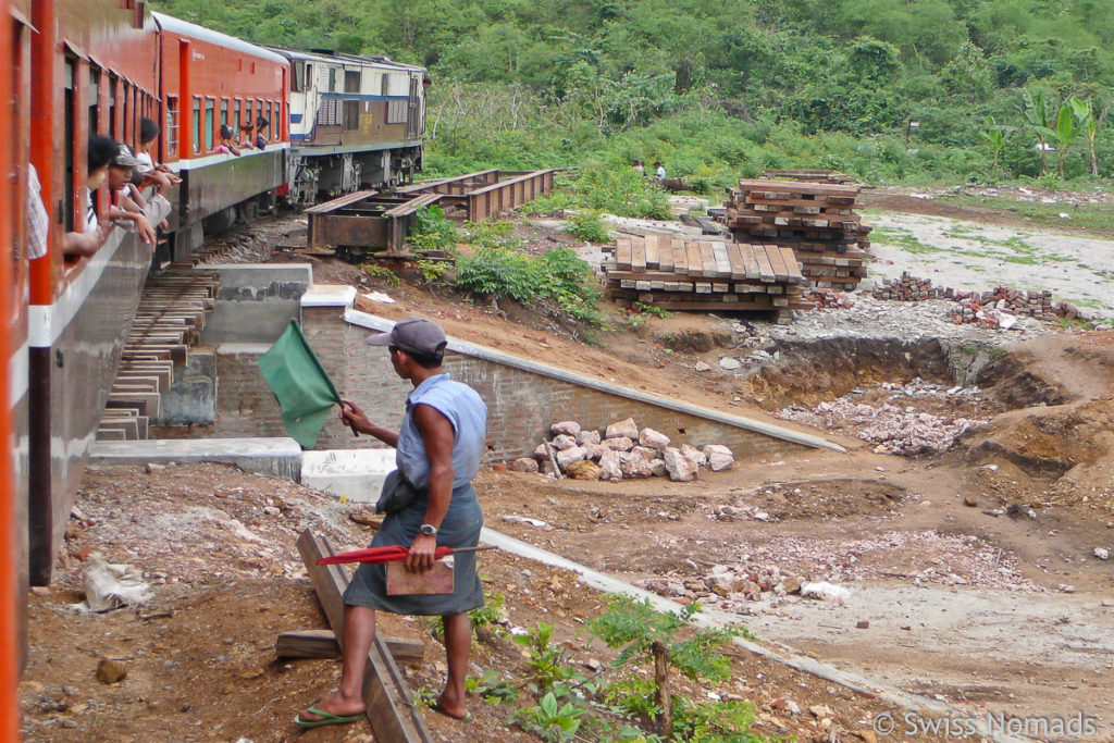 Die Eisenbahnfahrt in Burma ist ein Erlebnis