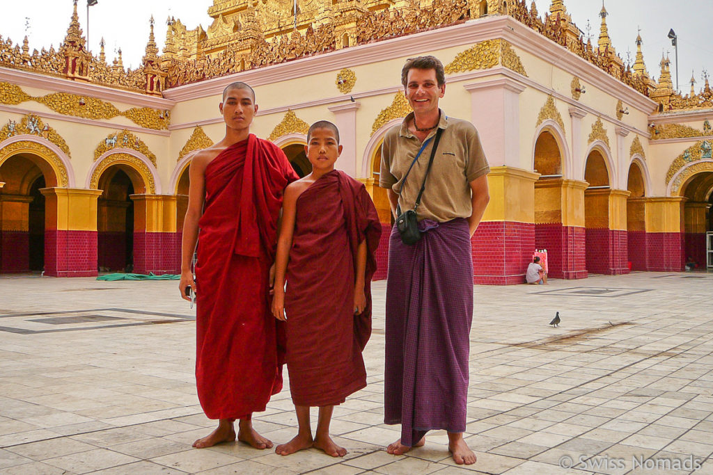 Mönche bei der Mahamuni Pagode in Mandalay