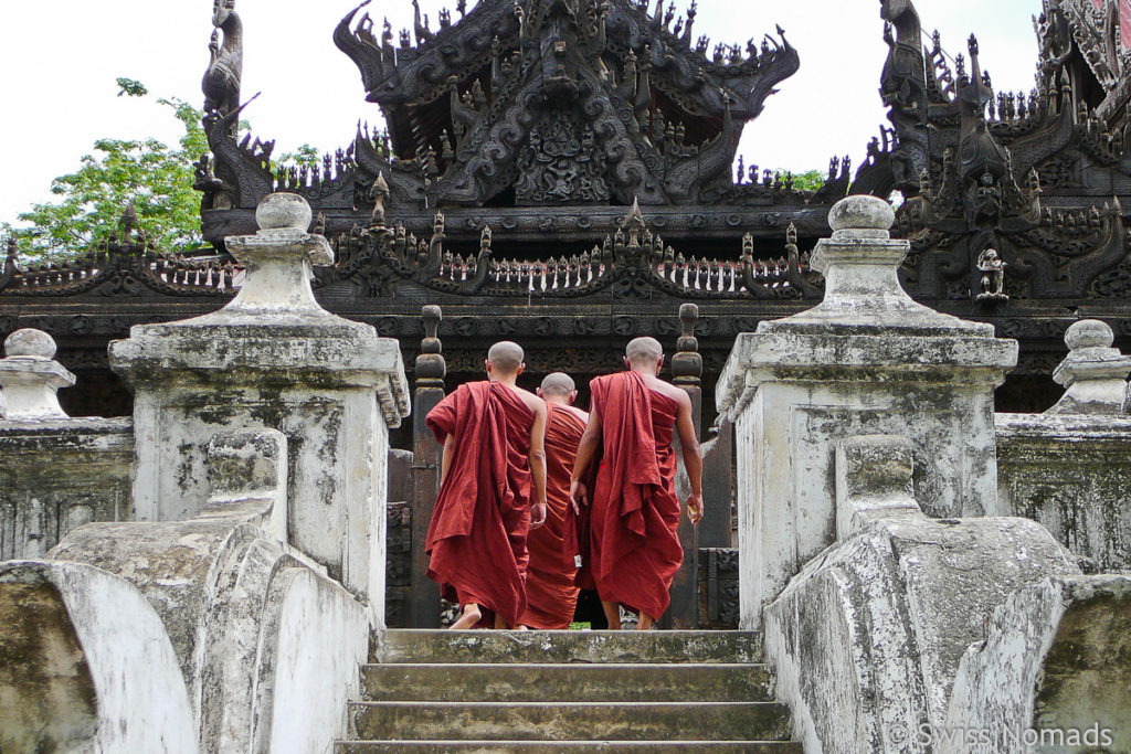 Mönche beim Shwenandaw Kloster in Mandalay 