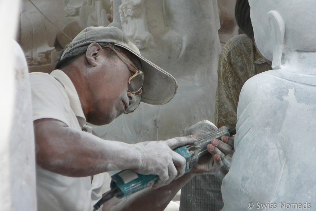 Steinmetz arbeitet an Buddha in Mandalay