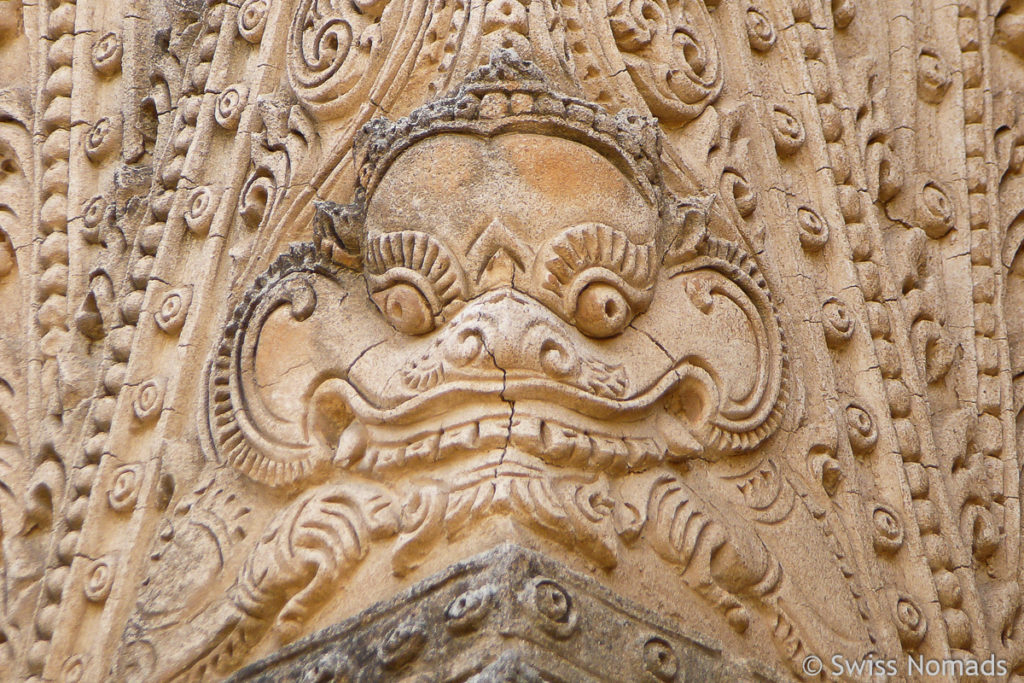 Stuckarbeiten am Tempel Htilomino