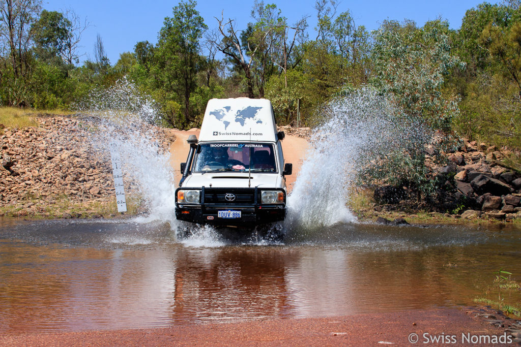 Flussdurchfahrt mit Land Cruiser