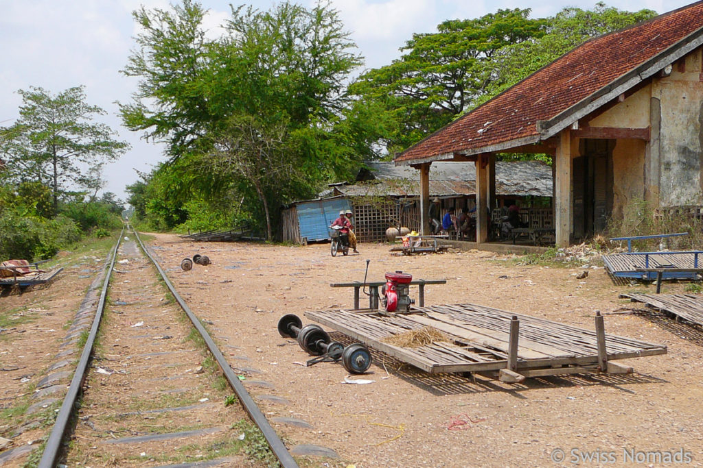 Bamboo Train in Battambang am Bahnhof