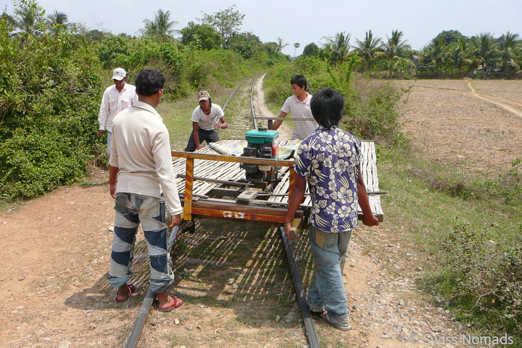 Bamboo Train in Battambang mit Gegenverkehr