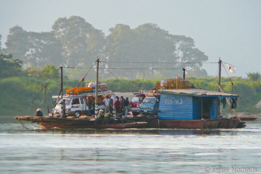 Auto Fähre über den Mekong in Laos