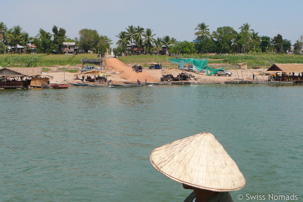 Mekong Fähre bei Pakse in Laos