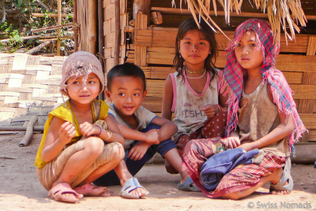 Kinder im Dorf Ba Sop Simn
