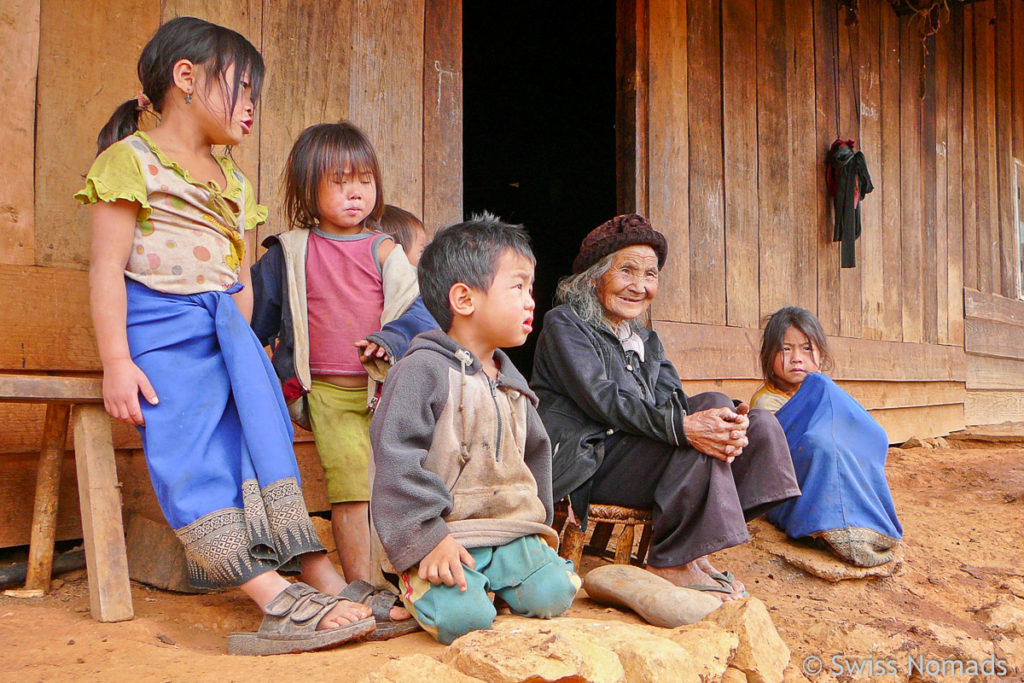 Hmong Familie bei den Ebenen der Tonkrüge in Phonsavan 