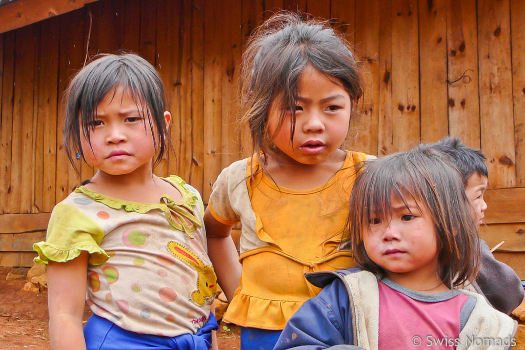 Hmong Kinder bei der Ebene der Tonkrüge bei Phonsavan