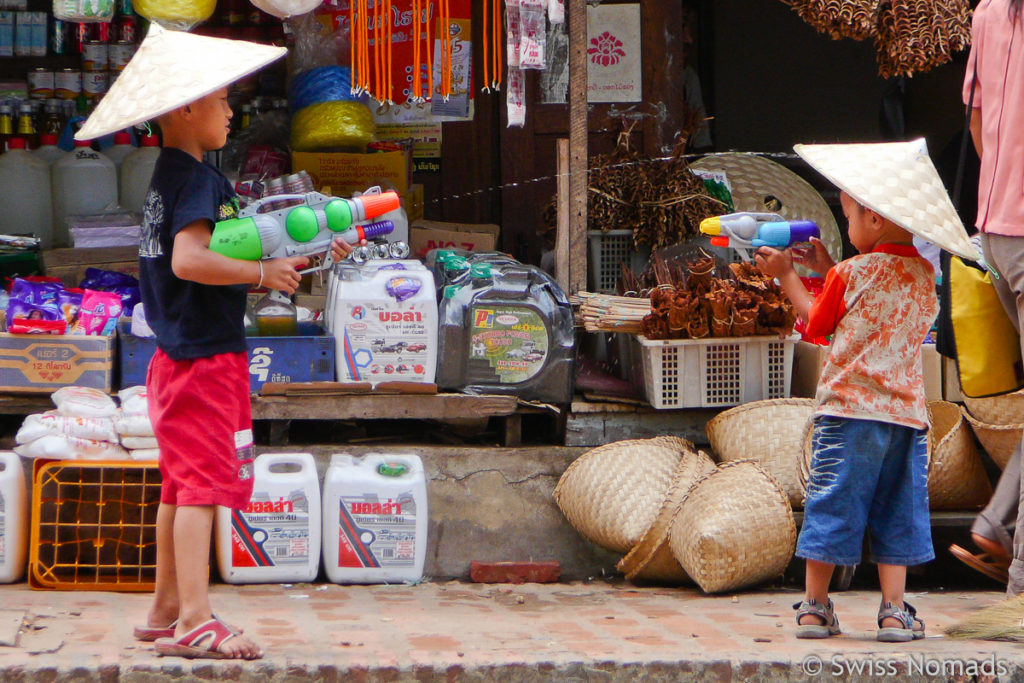 Pi Mai Lao Luang Prabang Wasserpistolen