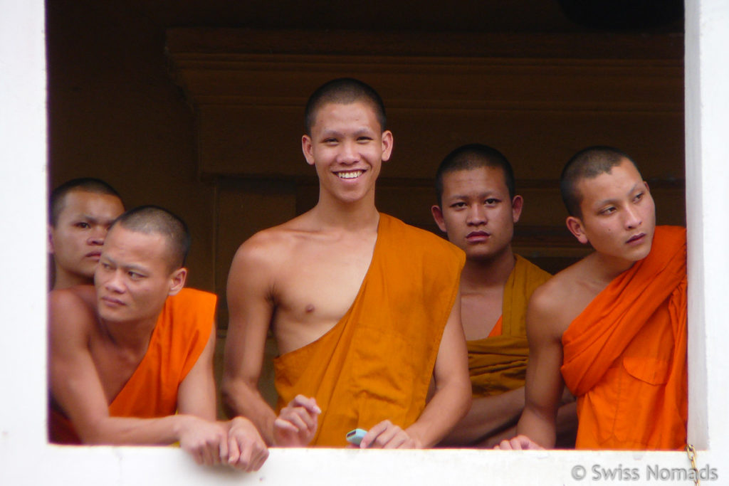 Mönche am Pi Mai Lao