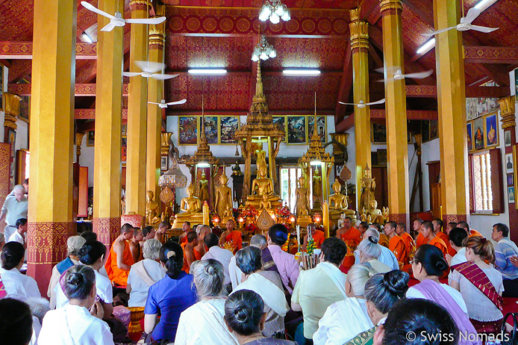 Tempel Besucher während Pi Mai Lao 
