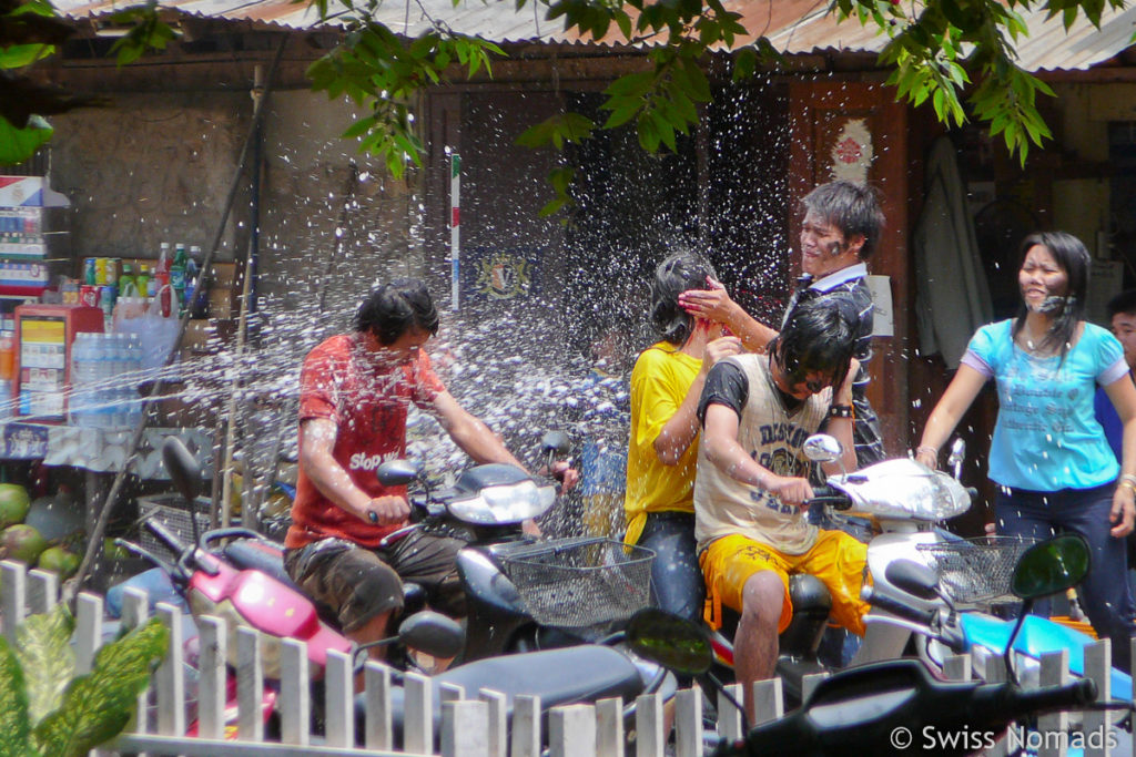 Pi Mai Lao in Luang Prabang mit Wasser