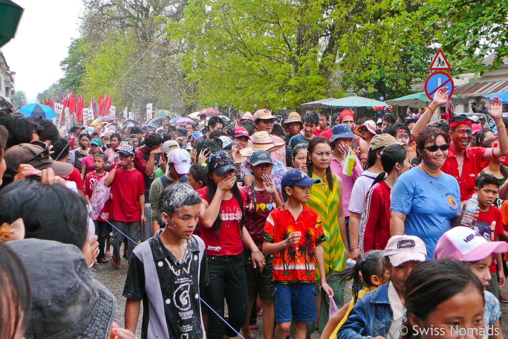 Besucher der Prozession am Pi Mai Lao
