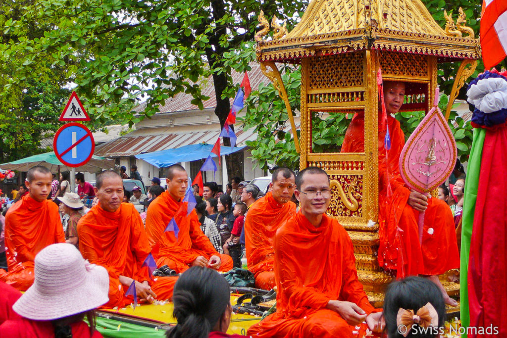 Mönche an der Prozession zum Pi Mai Lao