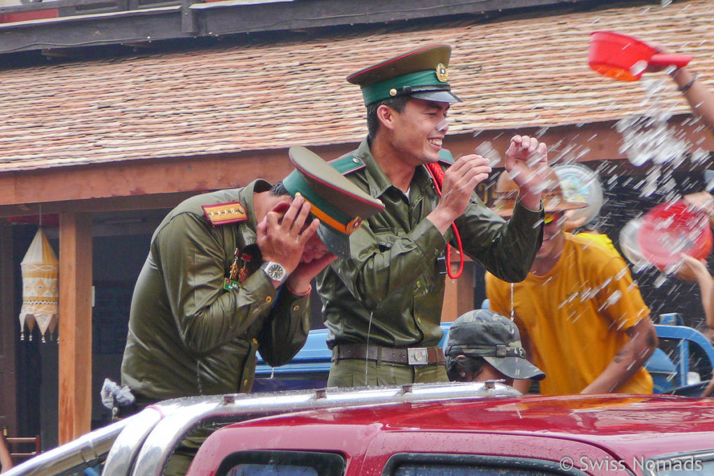 Polizei an der Prozession des Pi Mai Lao