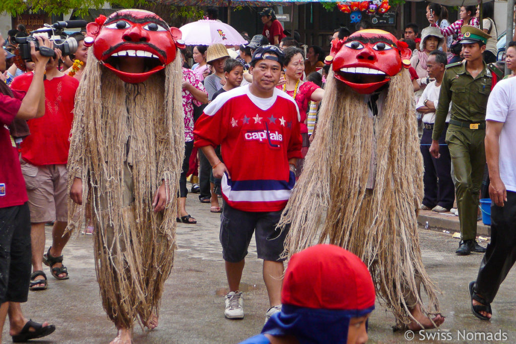 Tanzfiguren an der Prozession des Pi Mai Lao
