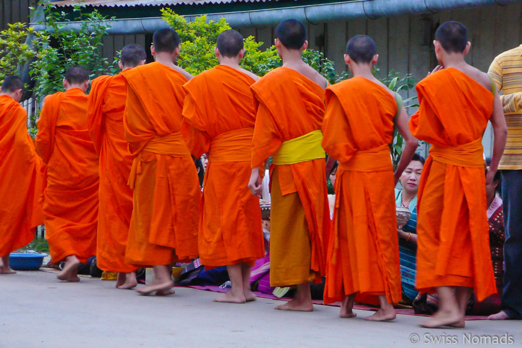 Mönche am Tak Bat in Luang Prabang 