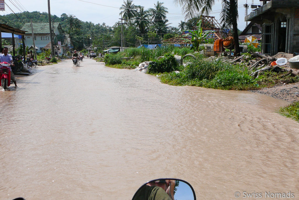 Überflutete Strasse auf Koh Tao 