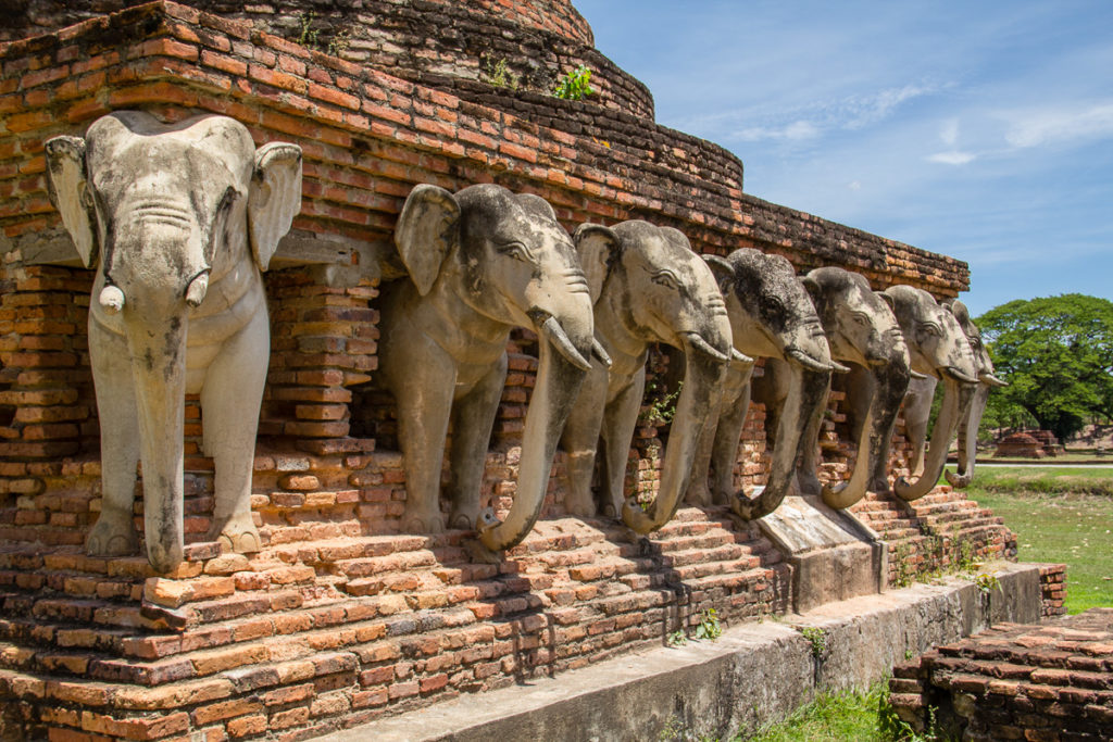Wat Sorasak mit Elefanten in Sukhothai