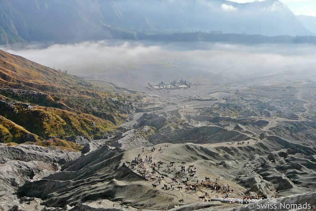 Bromo Aussicht aufs Sandmeer mit Pura Luhur Poten