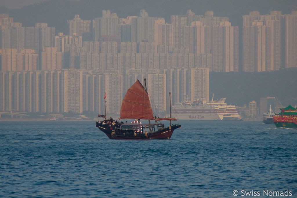 Dschunke im Victory Harbour in Hongkong