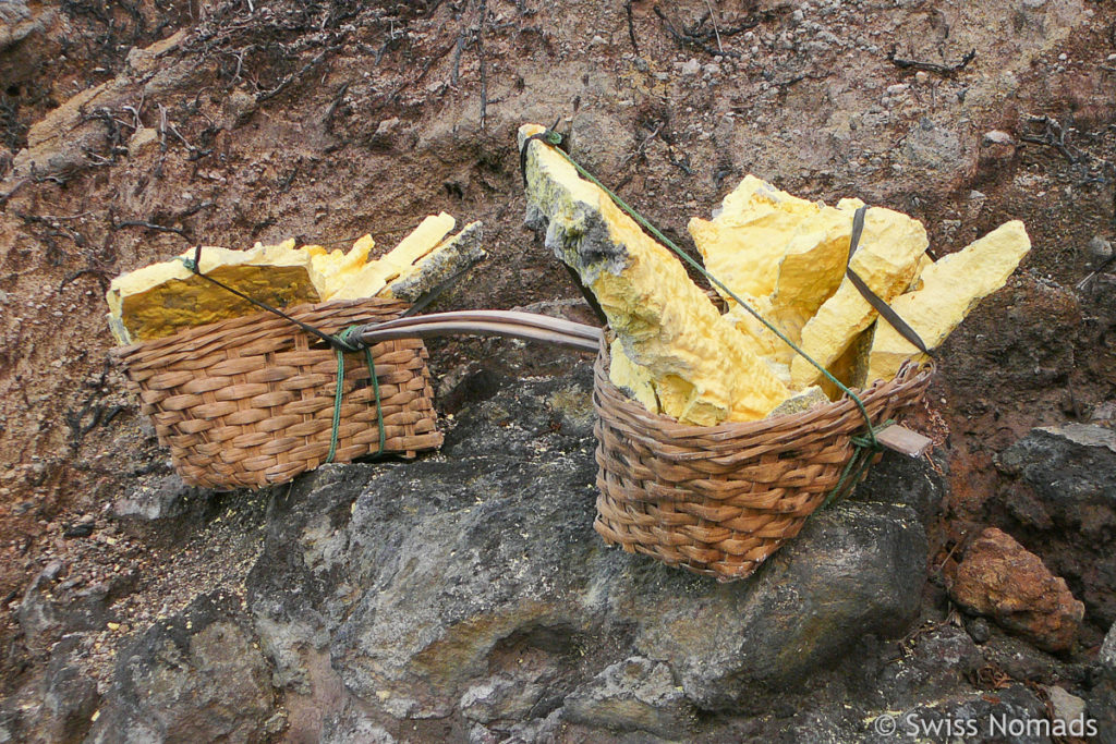 Körbe mit Schwefel am Ijen Vulkan