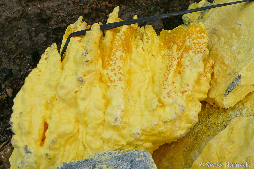 Schwefel Stücke am Ijen Vulkan 