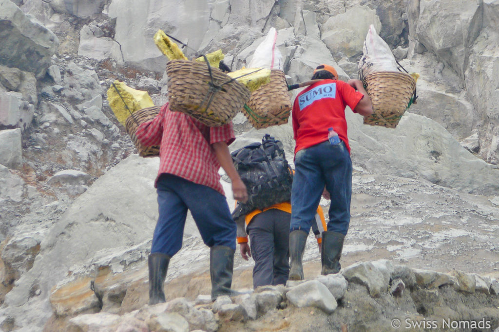 Schwefel Träger beim Aufstieg aus dem Ijen Vulkan