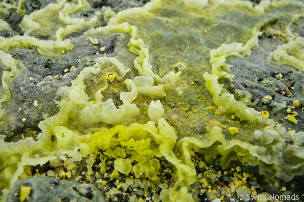 Schwefel Ablagerungen am Kratersee Kawah Ijen