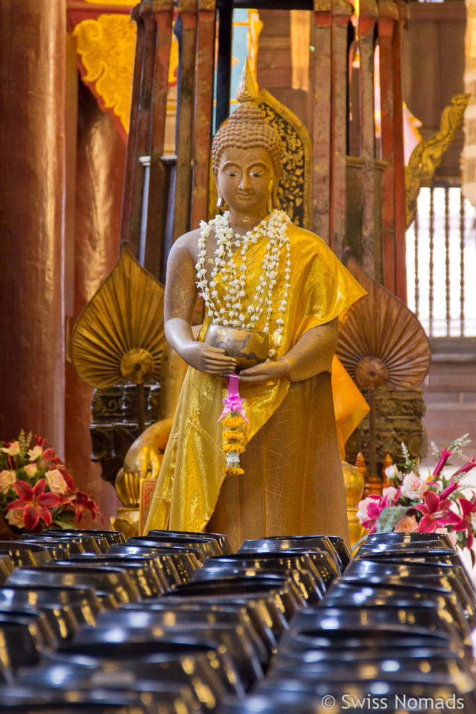 Opferschalen im Wat Pan Tao in Chiang Mai