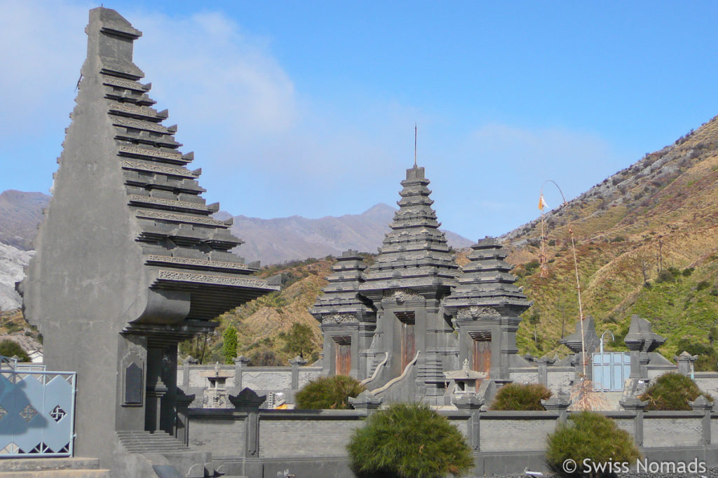 Pura Luhur Poten mit Mount Bromo