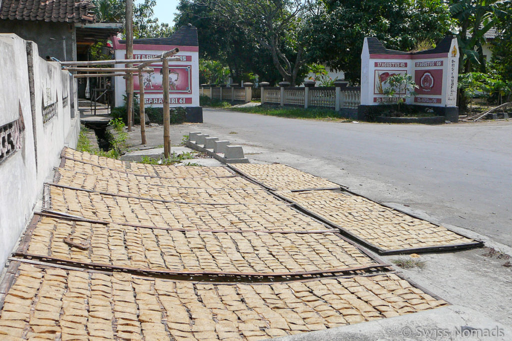 Reis-Cracker am Strassenrand in Solo