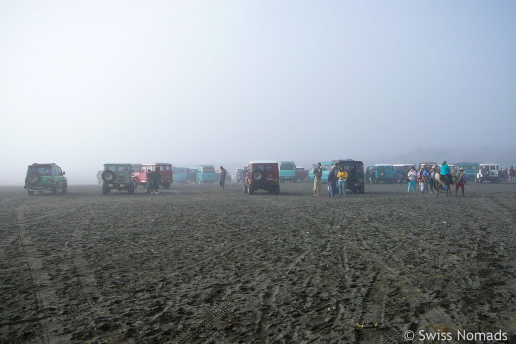 Geländewagen im Sandmeer beim Bromo 