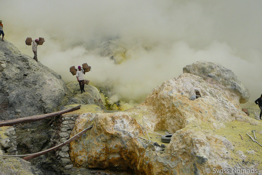 Schwefel Träger im Ijen Vulkankrater
