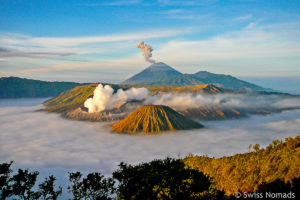 Mehr über den Artikel erfahren Zum Sonnenaufgang am Bromo, Semeru und Batok in Ost-Java