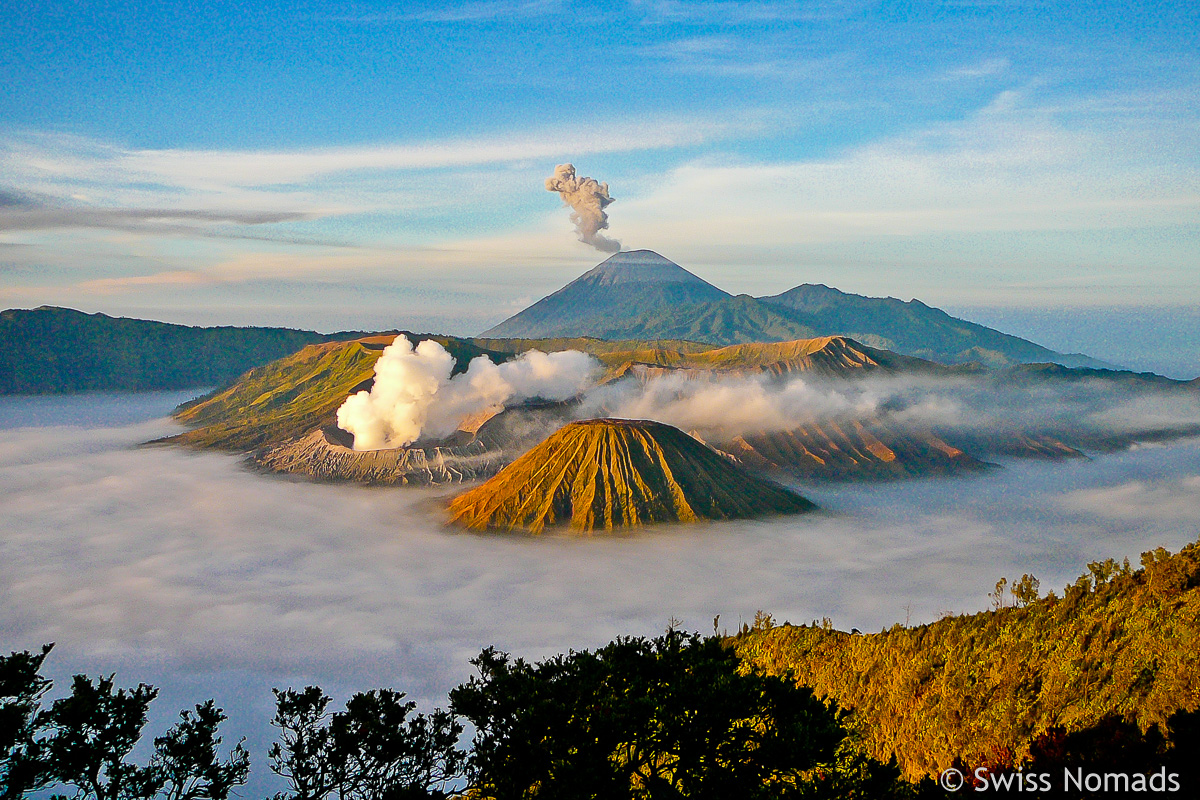 Mehr über den Artikel erfahren Zum Sonnenaufgang am Bromo, Semeru und Batok in Ost-Java