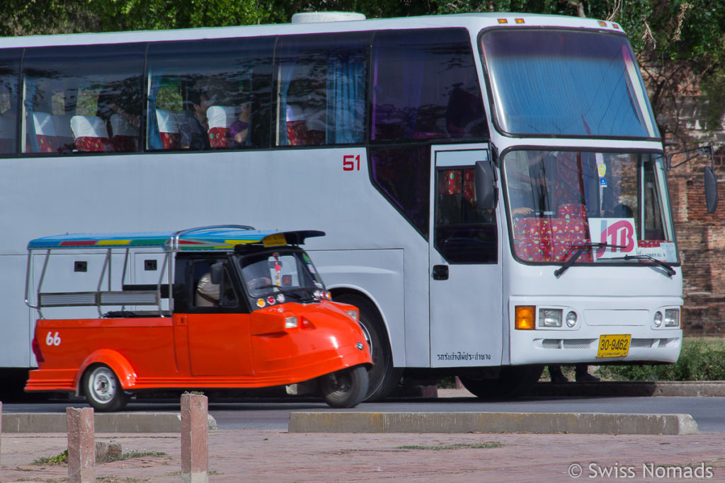 Tuk Tuk und Bus in Ayutthaya