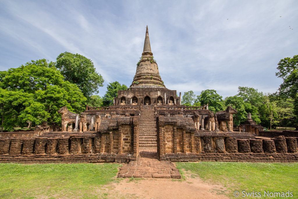 Wat Chang Lom Chedi in Si Satchanalai