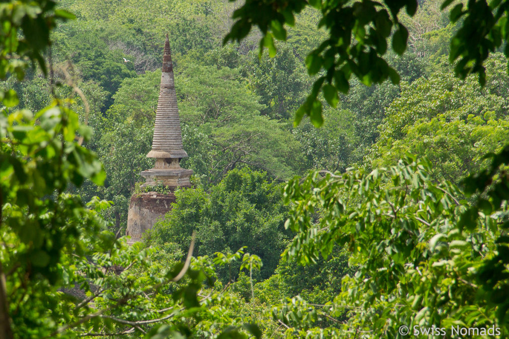 Wat Chang Lom im Dschungel bei Si Satchanalai
