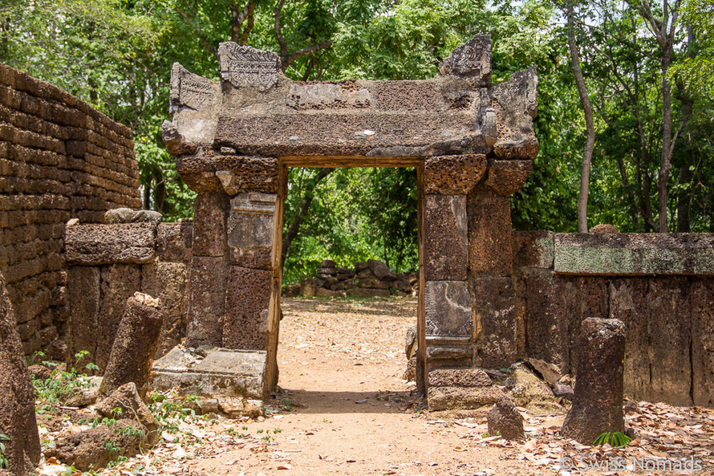 Eingang zum Wat Khao Suwankhiri in Si Satchanalai