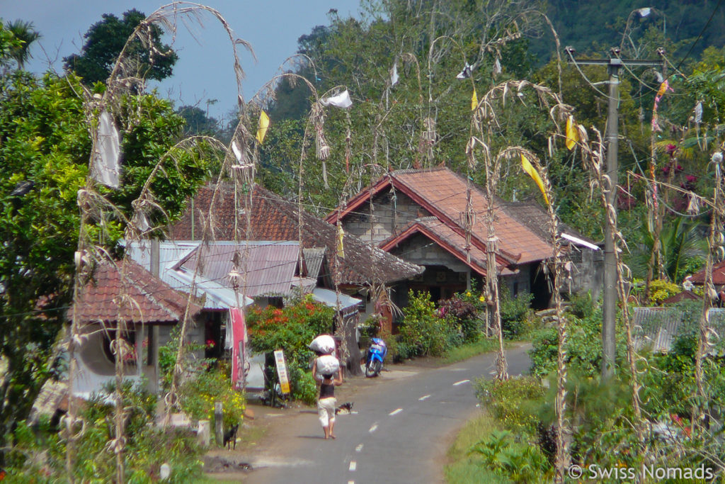 Geschmücktes Dorf in Nord Bali 
