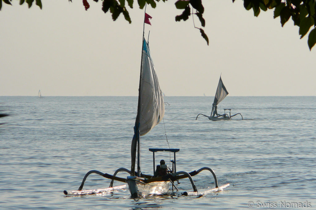 Jukung im Sonnenuntergang am Amed Beach