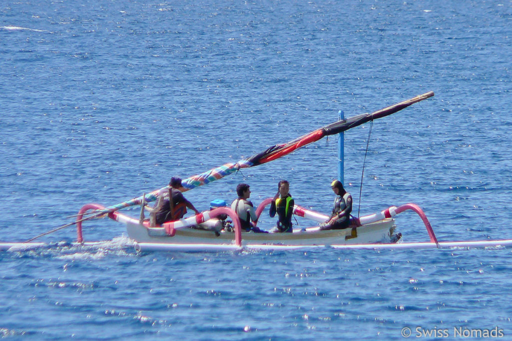 Taucher in Jukung am Amed Beach