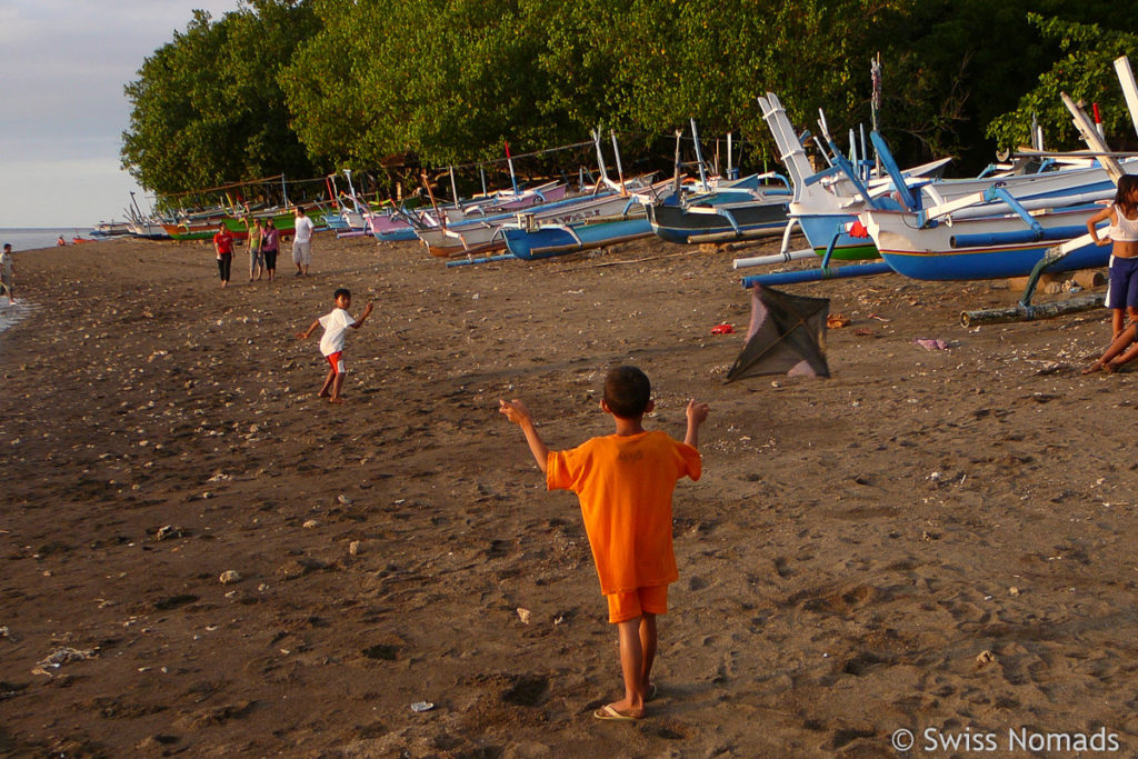 Kinder mit Drachen in Lovina Beach