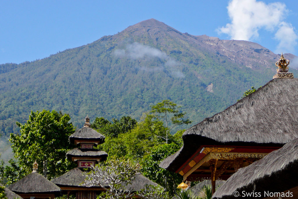Pura Besakih auf Bali mit dem Gunung Agung