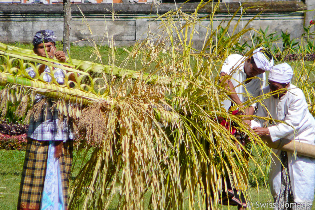 Vorbereitung für eine Zeremonie im Pura Besakih auf Bali