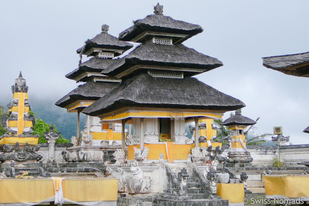 Meru Türme im Pura Pentaran Agung Lempuyang